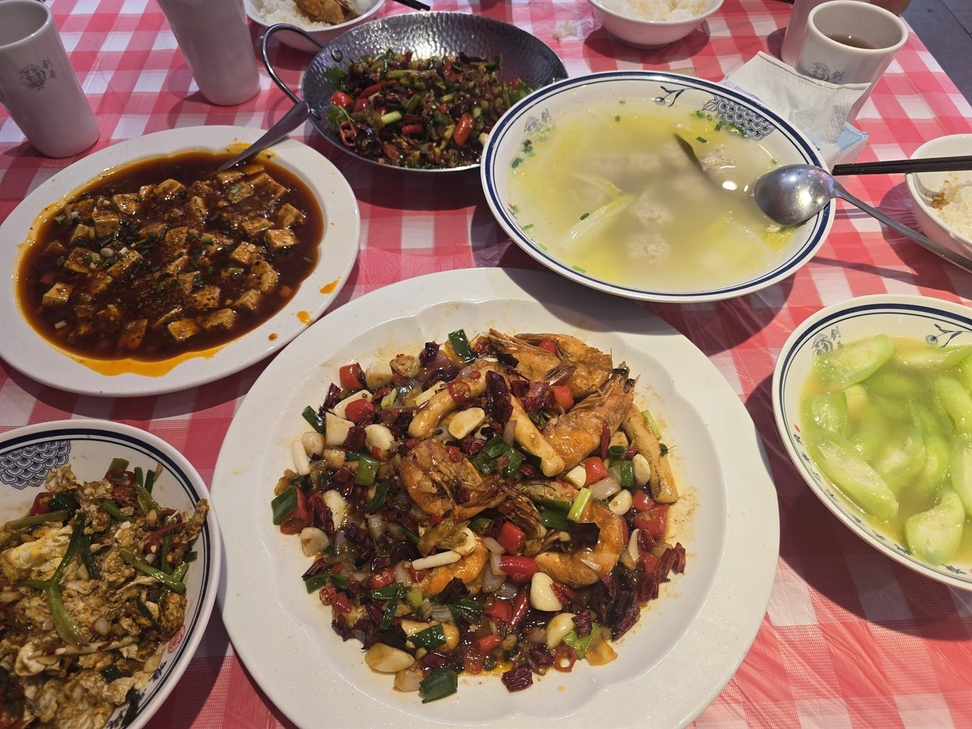 南京旅行照片，和朋友聚餐的一桌热菜