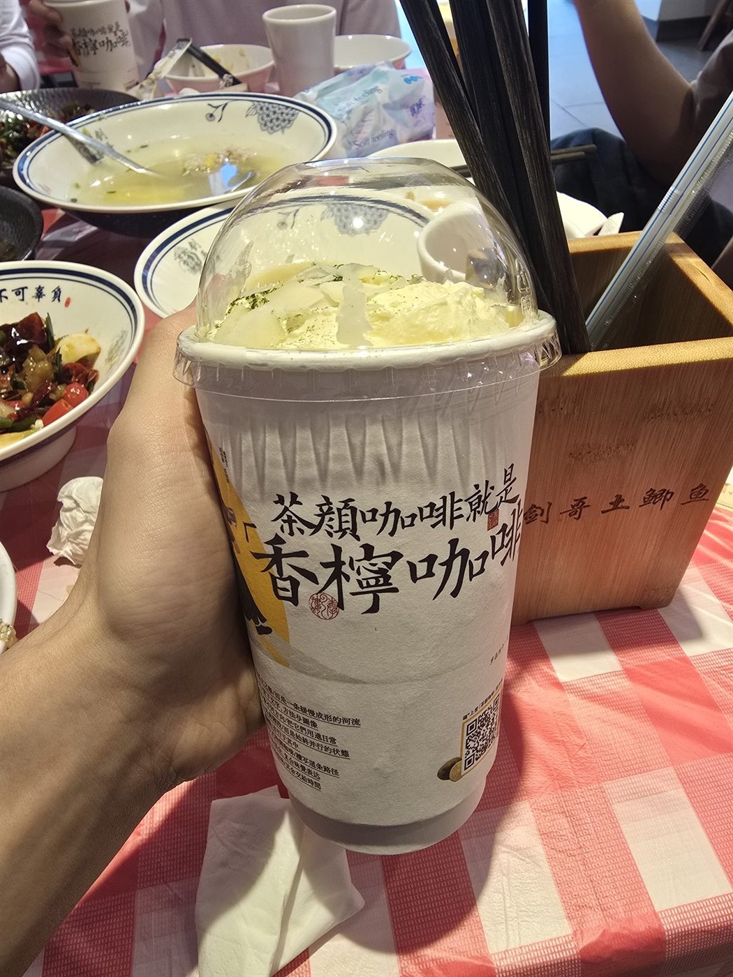 南京旅行照片，饭后顺手喝了一杯茶颜悦色