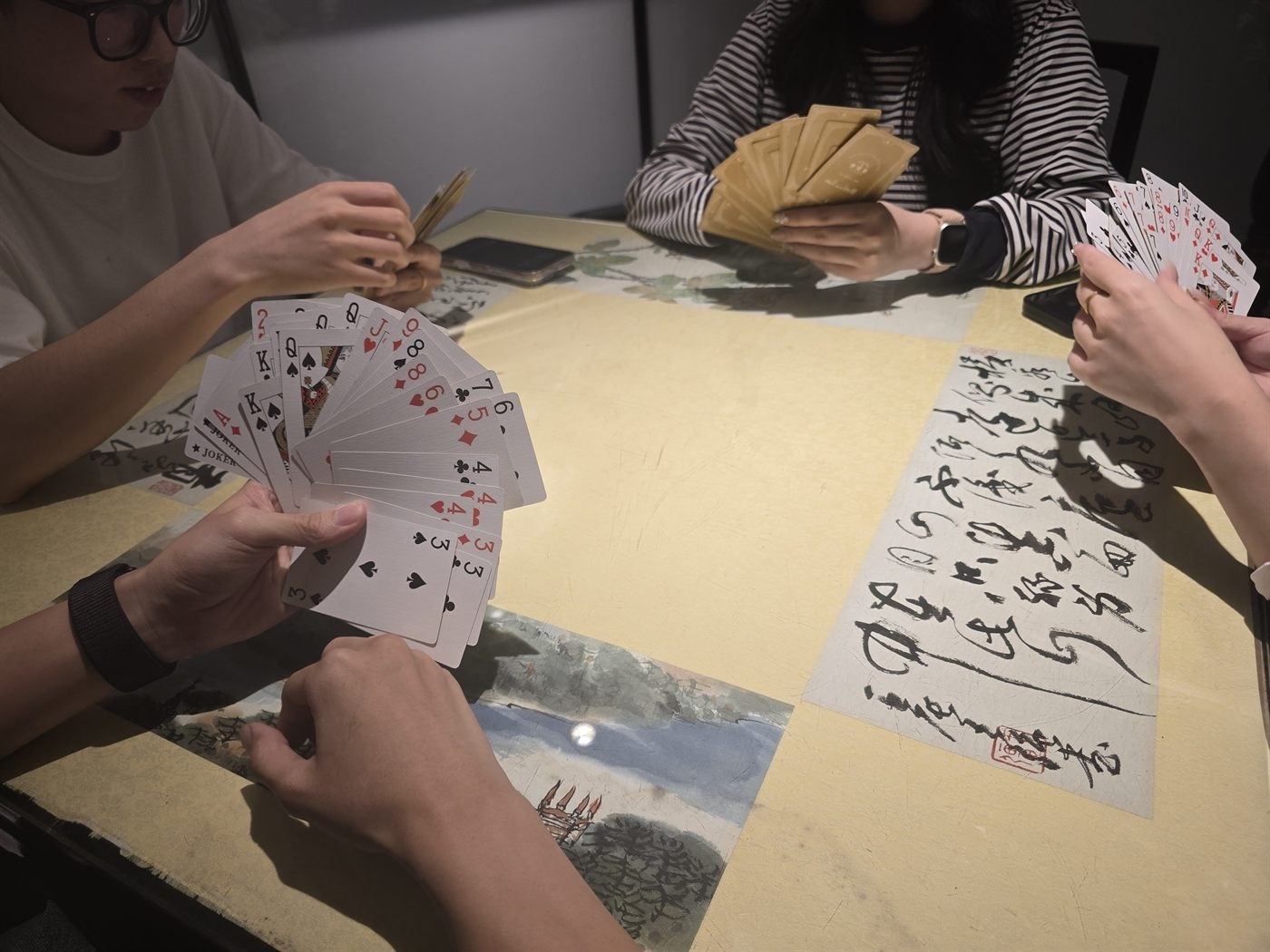 南京旅行照片,晚上和朋友一起打牌
