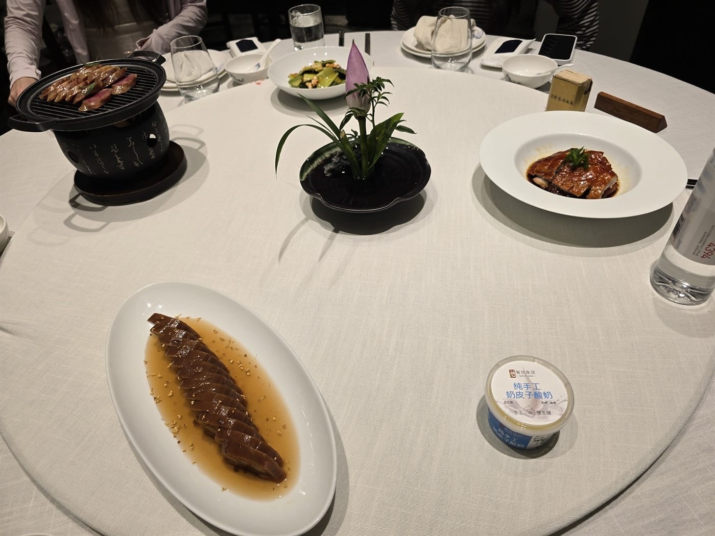 南京旅行照片，桌上摆着几道精致菜