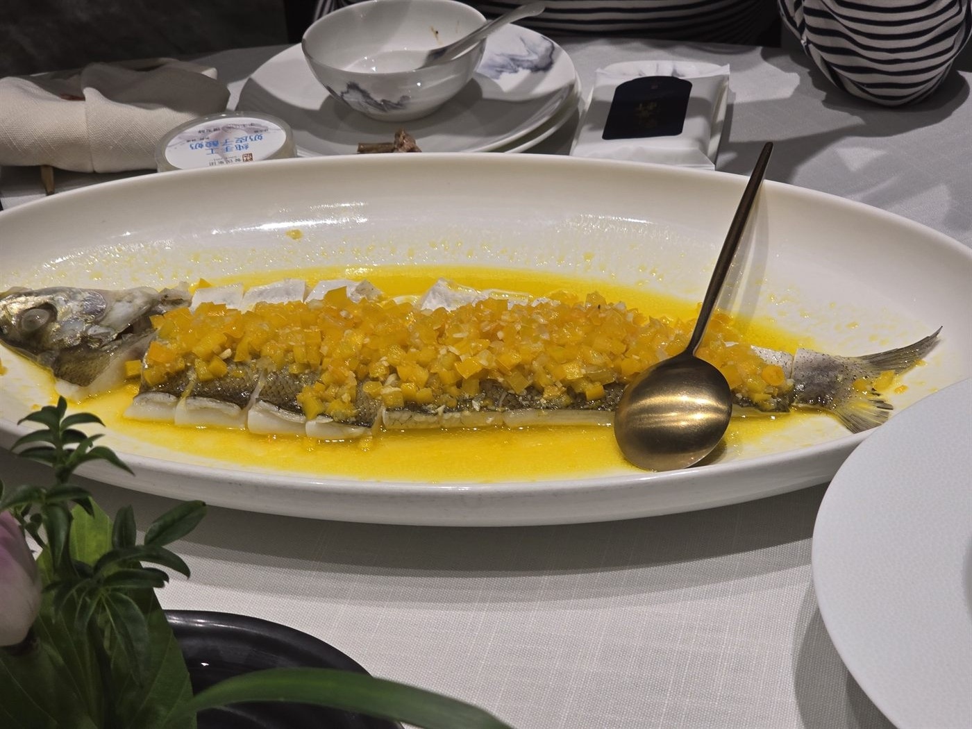 南京旅行照片,一盘黄澄澄的鱼